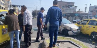 Cerca de las 09h00, el estruendo de la colisión alarmó a los vecinos y comerciantes del sector, quienes rápidamente acudieron al lugar.