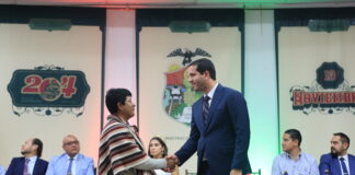 El convenio fue suscrito por el ministro de Transporte y Obras Públicas, Roberto Luque, y el alcalde de Alausí, Segundo Remigio Roldán. El acuerdo permite al GAD Alausí encargarse de la operación y mantenimiento del icónico tramo ferroviario, conocido como la "Nariz del Diablo," una obra que, según Luque, representa "un patrimonio cultural que nunca debió haberse detenido."