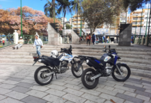 Paramédicos de la Cruz Roja acudieron al lugar y atendieron a la víctima, quien presentaba una herida de bala en el hombro derecho. Tras estabilizarlo, el herido fue trasladado al Hospital General Docente Ambato, donde ingresó en la Sala de Emergencias para recibir atención médica especializada.