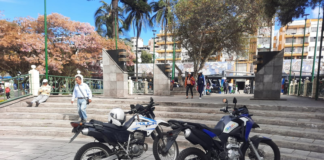 Paramédicos de la Cruz Roja acudieron al lugar y atendieron a la víctima, quien presentaba una herida de bala en el hombro derecho. Tras estabilizarlo, el herido fue trasladado al Hospital General Docente Ambato, donde ingresó en la Sala de Emergencias para recibir atención médica especializada.