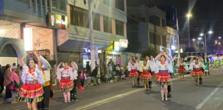 El pregón contó con la participación de diversas delegaciones, entre las que se destacaron grupos de danza nacionales y extranjeros, quienes con sus trajes tradicionales y su música impregnaron de alegría y diversidad cultural la avenida Veloz.