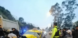 ¡La vía fue cerrada temporalmente y el tráfico se volvió un embotellamiento total!