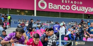 Corría el minuto 40 cuando Sornoza cayó al suelo, y con gestos de dolor tomó su rodilla izquierda. Desde la banca de Independiente, el entrenador y los compañeros observaron con preocupación cómo el mediocampista hacía señales para pedir el cambio, sabiendo que no podía seguir.