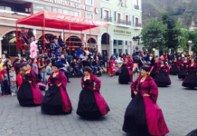 El desfile contó con la participación de grupos de danza tradicional, bandas de música y representantes de diversas comunidades, quienes compartieron con orgullo sus trajes típicos y sus costumbres, brindando un espectáculo visual que reafirma el valor de las raíces de Alausí.