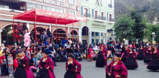 El desfile contó con la participación de grupos de danza tradicional, bandas de música y representantes de diversas comunidades, quienes compartieron con orgullo sus trajes típicos y sus costumbres, brindando un espectáculo visual que reafirma el valor de las raíces de Alausí.