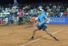 Andrade, actual número 210 en el ranking ATP, se llevó el encuentro con parciales de 7-6(3) y 6-2 tras 1 hora y 58 minutos de juego, clasificándose a los cuartos de final de este prestigioso torneo. Este triunfo es un paso importante para Andrade, quien comenzó la temporada ocupando el puesto 670 del ranking ATP, posicionándose en su mejor ranking histórico. Además, sumó otros 12 puntos que le permitirán continuar escalando posiciones. Andrade consolida su posición como uno de los talentos del tenis ecuatoriano y su desempeño en Guayaquil está despertando grandes expectativas. Andrade deberá enfrentarse al argentino Federico Coria, quien ocupa el puesto 104 del ranking ATP y es el segundo preclasificado del certamen.