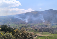 El lunes 11 de noviembre, la provincia vivió un día de emergencia sin precedentes, cuando tres incendios forestales estallaron casi simultáneamente, desatando una alarma que puso en vilo a toda la comunidad. Gracias a la rápida intervención de los equipos de bomberos y la eficiente coordinación del Centro Operativo Local ECU 911 Riobamba, los siniestros fueron controlados, pero no sin antes generar una peligrosa amenaza en varios sectores.