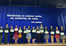 La lucha contra el bullying en las instituciones educativas de Riobamba dio un paso significativo con la segunda edición del concurso de oratoria “Una Sola Voz”. Este evento, organizado por el Departamento de Consejería Estudiantil (DECE) de la Unidad Educativa Santo Tomás Apóstol (UESTAR), reunió a estudiantes de 13 colegios de la ciudad.