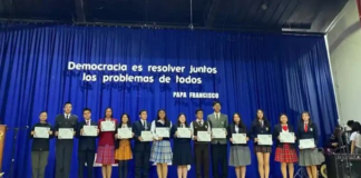 La lucha contra el bullying en las instituciones educativas de Riobamba dio un paso significativo con la segunda edición del concurso de oratoria “Una Sola Voz”. Este evento, organizado por el Departamento de Consejería Estudiantil (DECE) de la Unidad Educativa Santo Tomás Apóstol (UESTAR), reunió a estudiantes de 13 colegios de la ciudad.