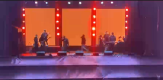 La velada comenzó a las 20H00 con la presentación del Grupo Salmos de David, quienes, con su estilo folklórico, llenaron de música y devoción el escenario. Posteriormente, hubo un momento especial de administración de la palabra de Dios, preparando el ambiente para la llegada de Barak.