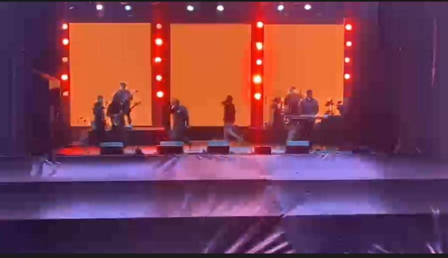 La velada comenzó a las 20H00 con la presentación del Grupo Salmos de David, quienes, con su estilo folklórico, llenaron de música y devoción el escenario. Posteriormente, hubo un momento especial de administración de la palabra de Dios, preparando el ambiente para la llegada de Barak.