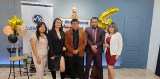 Raúl Pérez, Gerente General junto a varios colaboradores de “Automotores Latina Consorcio”