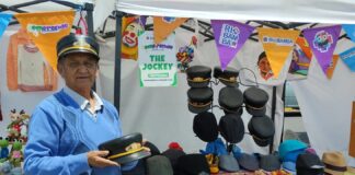 Jaime Valdiviezo Hernández, representante del Emprendimiento “THE JOCKEY”, señaló que nació en Riobamba el 18 de marzo de 1953, sus estudios primarios los realizó en la Escuela “Nicanor Larrea”, los secundarios en el Colegio “Pedro Vicente Maldonado”.