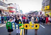 El desfile tuvo lugar en la emblemática Avenida Cevallos, donde se dieron cita autoridades nacionales, locales y representantes de sectores productivos, quienes rindieron tributo al espíritu de lucha y autonomía de los ambateños.
