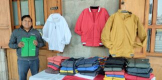 Olger Guananga Pasmay, gerente propietario del Emprendimiento Textil Riobambeño “CONFECCIONES JULIAN RAMIRO”, señaló que nació en cantón Guano (Barrio Santa Teresita) el 30 de marzo de de 1986, sus estudios primarios los realizó en la Escuela Fiscal Mixta “Ambato”