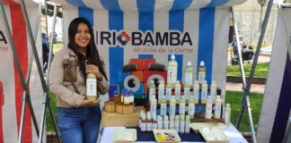 Viviana López Cujilema, gerente propietaria del emprendimiento Riobambeño “KIMAC”, señaló que nació en Riobamba (Didonato) el 4 de junio del 2002, sus estudios primarios los realizó en la Escuela Fiscal Mixta “5 de Junio”, los secundarios en el Colegio “Combatientes de Tapi” y los superiores en la universidad nacional de Chimborazo (UNACH)