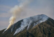 Desde el pasado jueves 14 de noviembre de 2024, un incendio forestal afecta al cerro Puñay, conocido como el "Templo Andino", en el cantón Chunchi.