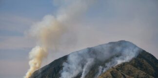 Desde el pasado jueves 14 de noviembre de 2024, un incendio forestal afecta al cerro Puñay, conocido como el "Templo Andino", en el cantón Chunchi.