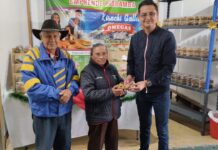 Lenin Fuentes, Director de Planificación Junto a emprendedores participantes de la feria.