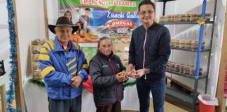 Lenin Fuentes, Director de Planificación Junto a emprendedores participantes de la feria.