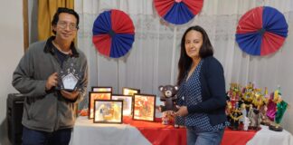 Víctor Suarez junto a María José Oviedo, representantes del Emprendimiento “LOVELY CRAFT”.