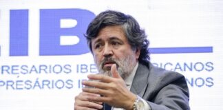La Universidad Internacional de La Rioja (UNIR) presentó los resultados del “Informe sobre empleabilidad e Inteligencia Artificial” en el XV Encuentro Empresarial Iberoamericano, en el marco de la Cumbre de Jefes de Estado que se celebra en Cuenca, Ecuador, los días 13 y 14 de noviembre. Este informe subraya la importancia de adaptar la formación académica a las demandas emergentes en el ámbito de la inteligencia artificial y la ciencia de datos.