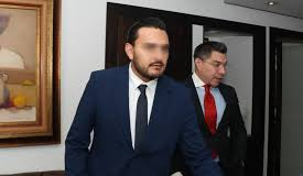 La jueza penal de Quito acogió el pedido de la Fiscalía y llamó a juicio a Sebastián Barreiro, hijo de la vicepresidenta Verónica Abad, y a Daniel Redrován por su presunta implicación en el delito de oferta de tráfico de influencias.