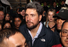 Jan Topic, empresario y aspirante a la presidencia de Ecuador por el partido SUMA, presentó una denuncia contra el juez Ángel Torres del Tribunal Contencioso Electoral (TCE), acusándolo de fraude procesal y prevaricato.