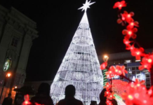 La magia de la Navidad llega a Riobamba con un espectáculo de luces y decoraciones en el Parque Infantil, gracias a la colaboración entre la Empresa Eléctrica Riobamba S.A. (EERSA) y el Municipio de la ciudad. Este proyecto conjunto busca ofrecer a las familias riobambeñas un espacio lleno de luz, color y espíritu festivo durante la temporada navideña.