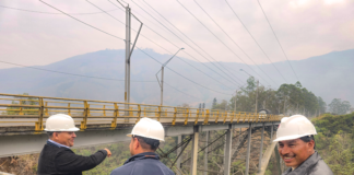 El pasado viernes 29 de noviembre, el prefecto de Chimborazo, Hermel Tayupanda, y el viceministro de Transporte y Obras Públicas, Alex Villacres, llevaron a cabo una inspección en la vía Balbanera-Pallatanga-Cumandá. Esta ruta es una de las principales arterias viales que conecta la Costa con la Sierra y, debido a su importancia estratégica, las autoridades coordinarán acciones para su mejora.