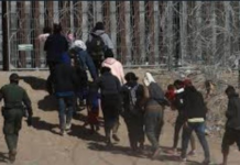 El Juez de Garantías Penales dictó auto de llamamiento a juicio contra Gabriela G., quien enfrenta acusaciones de tráfico ilícito de migrantes. La decisión se fundamenta en más de diez elementos de convicción presentados por la Fiscalía, los cuales sugieren su presunta responsabilidad en este delito.