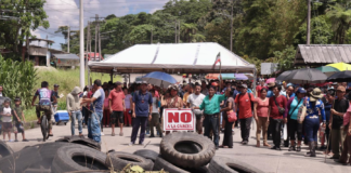 Organizaciones indígenas y sociales de Napo bloquearon este 3 de diciembre las principales vías que conectan Archidona con Tena, Quito y Orellana, como medida de protesta