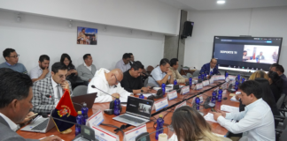 El pasado jueves 5 de diciembre, en el Salón de Sesiones "Clemente Mancheno Ormaza", la Cámara Provincial de Chimborazo celebró una sesión ordinaria en la que se aprobaron importantes iniciativas enfocadas en la gestión ambiental y el fortalecimiento de proyectos comunitarios en la provincia. 