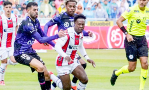 Álex Arce lleva a Liga de Quito a ganar la primera final a Independiente del Valle. El goleador paraguayo es temible. Son 28 gritos de gol en la Liga Pro y 35 en lo que va de la temporada. Detenerlo es imposible. Para los rivales y para Liga mismo.