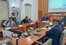El proceso para la remoción del alcalde de Riobamba, John Vinueza, dio un paso importante el 10 de diciembre de 2024, luego de que la Comisión de Mesa del Concejo Municipal aprobara el trámite de una denuncia en su contra.
