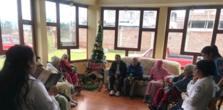 El pasado 11 de diciembre de 2024, con cantos, recuerdos y alegría, los residentes del Centro Gerontológico "Casa Grande", conocido como el Hogar de los Abuelitos Felices, en Riobamba dieron inicio a la tradicional Novena en homenaje al Divino Niño Jesús.  