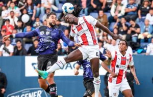Liga Deportiva Universitaria de Quito (LDU) logró su histórica corona número 13 en el fútbol ecuatoriano, tras vencer a Independiente del Valle 3-1 en el global.