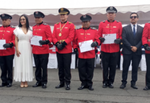 La mañana del lunes 16 de diciembre la presidenta de la Asamblea Nacional, Viviana Veloz, junto a la legisladora por la provincia de Chimborazo, Patricia Núñez, entregaron un reconocimiento a los Bomberos de Chimborazo en nombre del Legislativo.