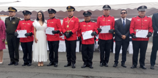 La mañana del lunes 16 de diciembre la presidenta de la Asamblea Nacional, Viviana Veloz, junto a la legisladora por la provincia de Chimborazo, Patricia Núñez, entregaron un reconocimiento a los Bomberos de Chimborazo en nombre del Legislativo.