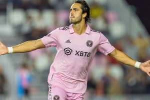 El delantero ecuatoriano Leonardo Campana ha sido anunciado oficialmente este 19 de diciembre de 2024, como nuevo refuerzo del New England Revolution de la Major League Soccer (MLS).