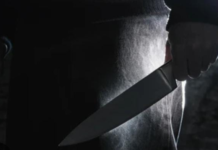 El silencio nocturno del barrio La Roldós, al norte de Quito, fue roto por un crimen que estremeció a la comunidad. La madrugada del 17 de diciembre de 2024, una mujer de 60 años perdió la vida de manera brutal a manos de su propio hijo, un joven de 25 años que, tras cometer el parricidio, intentó quitarse la vida.