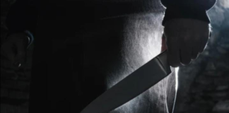 El silencio nocturno del barrio La Roldós, al norte de Quito, fue roto por un crimen que estremeció a la comunidad. La madrugada del 17 de diciembre de 2024, una mujer de 60 años perdió la vida de manera brutal a manos de su propio hijo, un joven de 25 años que, tras cometer el parricidio, intentó quitarse la vida.