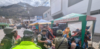 Con la llegada de las festividades de fin de año, las fuerzas armadas, en coordinación con otras entidades de control, han intensificado los operativos en Riobamba para evitar la comercialización irregular de productos pirotécnicos.