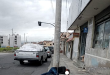 Un incidente ocurrió en la intersección de las avenidas Sergio Quirola y Milton Reyes, donde un hombre, aparentemente bajo los efectos del alcohol o alguna sustancia, se desplomó en medio de la vía pública, generando alarma entre los transeúntes que pasaban por el lugar. 