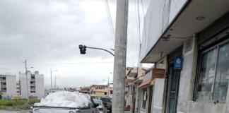 Un incidente ocurrió en la intersección de las avenidas Sergio Quirola y Milton Reyes, donde un hombre, aparentemente bajo los efectos del alcohol o alguna sustancia, se desplomó en medio de la vía pública, generando alarma entre los transeúntes que pasaban por el lugar. 
