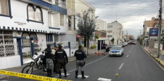 La tarde del viernes 13 de diciembre, se registró un intento de robo en las calles Carlos Zambrano y Primera Constituyente, en la ciudad de Riobamba, que involucró a dos efectivos de la Policía Nacional, con antisociales.