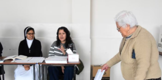 A partir de este martes, 3 de diciembre, los miembros de las juntas receptoras del voto (JRV) de once provincias pueden acercarse a cobrar su compensación económica pendiente del proceso del Referéndum y Consulta Popular 2024.