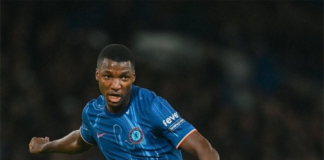 El mediocampista ecuatoriano Moisés Caicedo atraviesa un momento brillante en su carrera y sigue cosechando elogios y premios en el fútbol inglés.