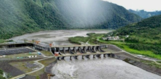 La central Coca Codo Sinclair, ubicada entre las provincias de Napo y Sucumbíos, produjo un promedio de 1 126 megavatios (MW) entre las 00H00 y las 17H00 de este miércoles 18 de diciembre de 2024. Esto representa el 32% de la energía total del país y el 50% de la generación hidráulica.