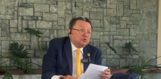 Diana Caiza, alcaldesa de Ambato, demandó a Luis Gamboa Tello, gerente de Radio Centro, por el delito de odio. Esto luego de que, en julio de este año, el comunicador en uno de sus programas mencionó que la Alcaldesa dio a luz en EE.UU. para “tener un hijo gringo”.